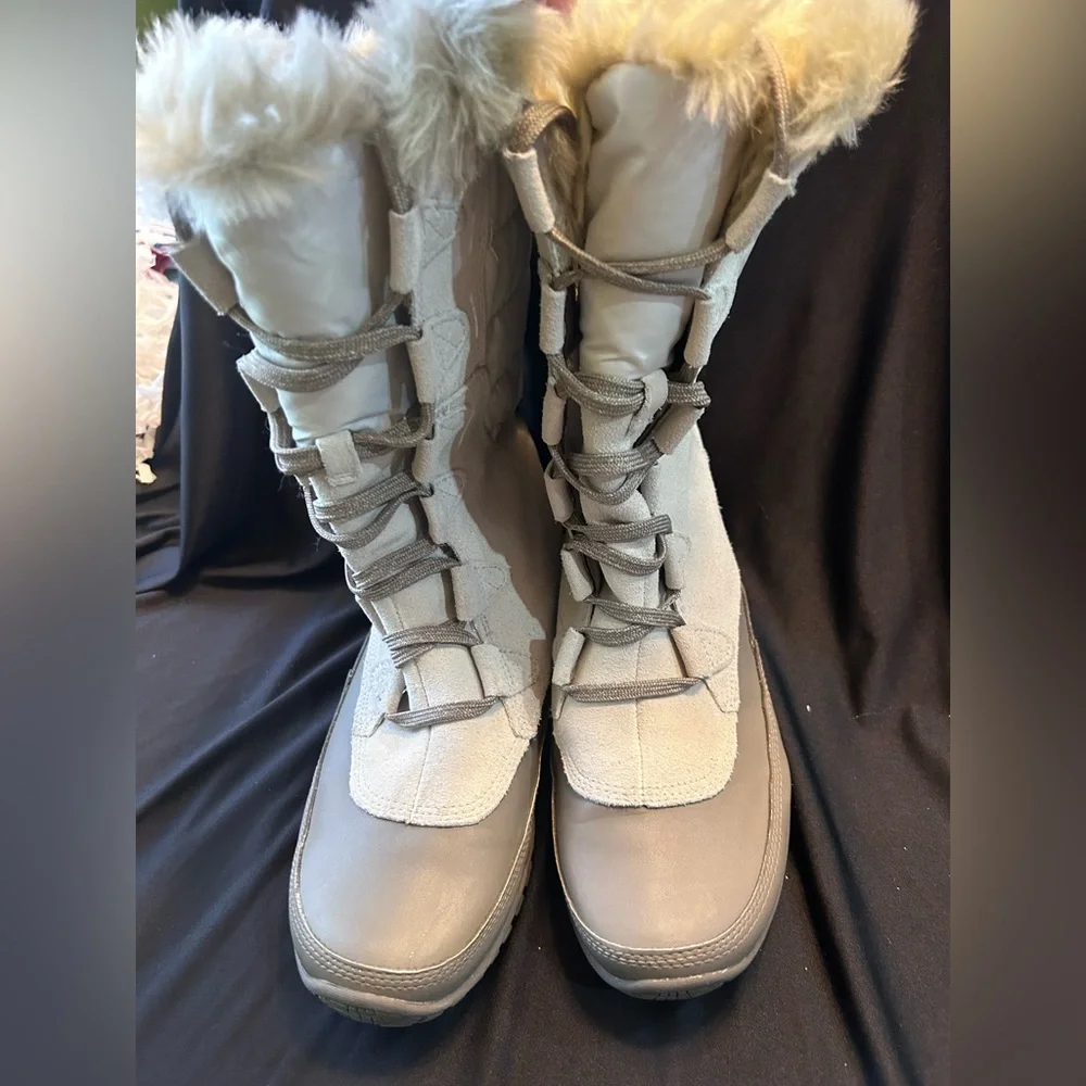 Closet Clean out!!🎉🎉 The North Face Women's Cream and Tan Winter Boots - Picture 2 of 5